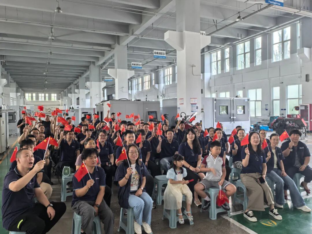 Witness the Hardcore Strength, Assist the Goal of Building a Powerful Military Country with Professionalism! Getes Organizes All Employees to Watch the Military Parade